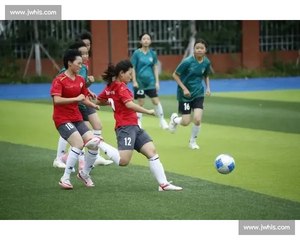 绿茵场上的青春风暴:记一场热血沸腾的高中生足球赛 绿茵场上的青春风暴:记一场热血沸腾的高中生足球赛